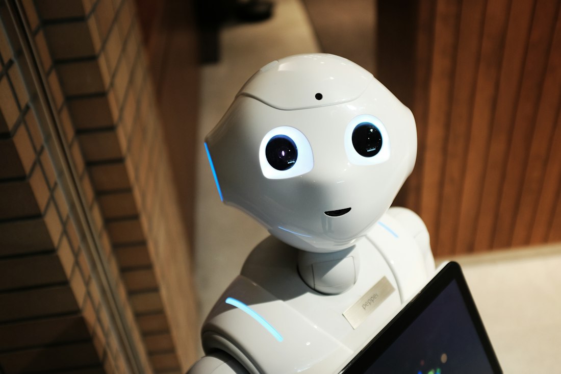 Inteligência artificial ilustrada por robô